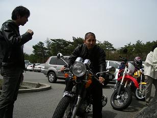 ��F�u�Ȃ񂩎�����������Ă邶��Ȃ��ł����H�v�@�F�u�������Ă�ˁB�v